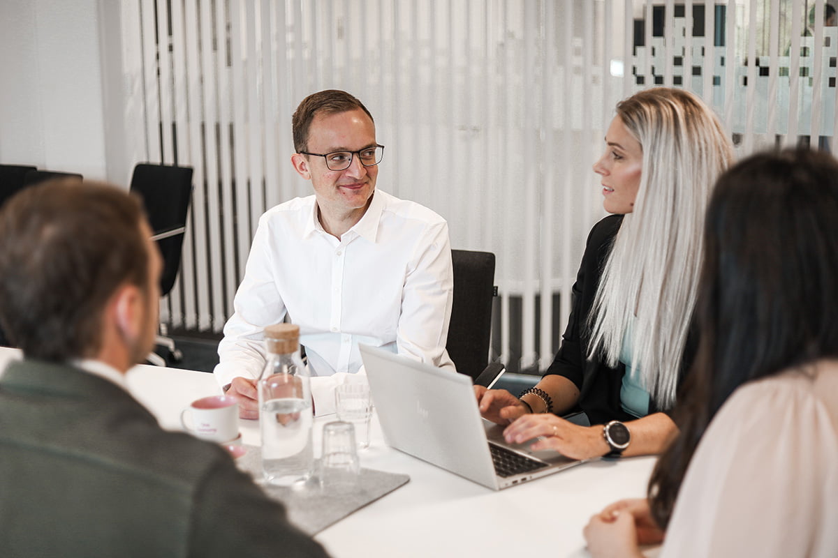 Interim ekonomikonsulter diskuterar