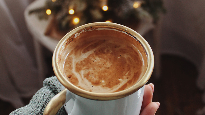kaffekopp framför julgran